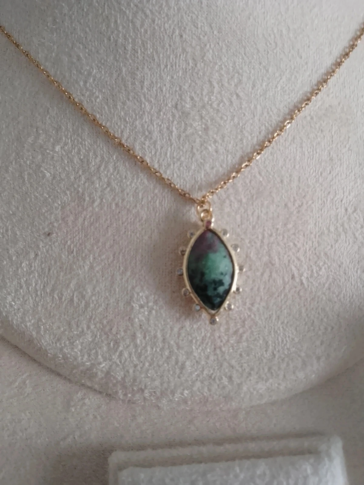 Collier bohème minimaliste pierre de rubis sur zoisite naturelle avec sertissage zircons blancs – photo 2